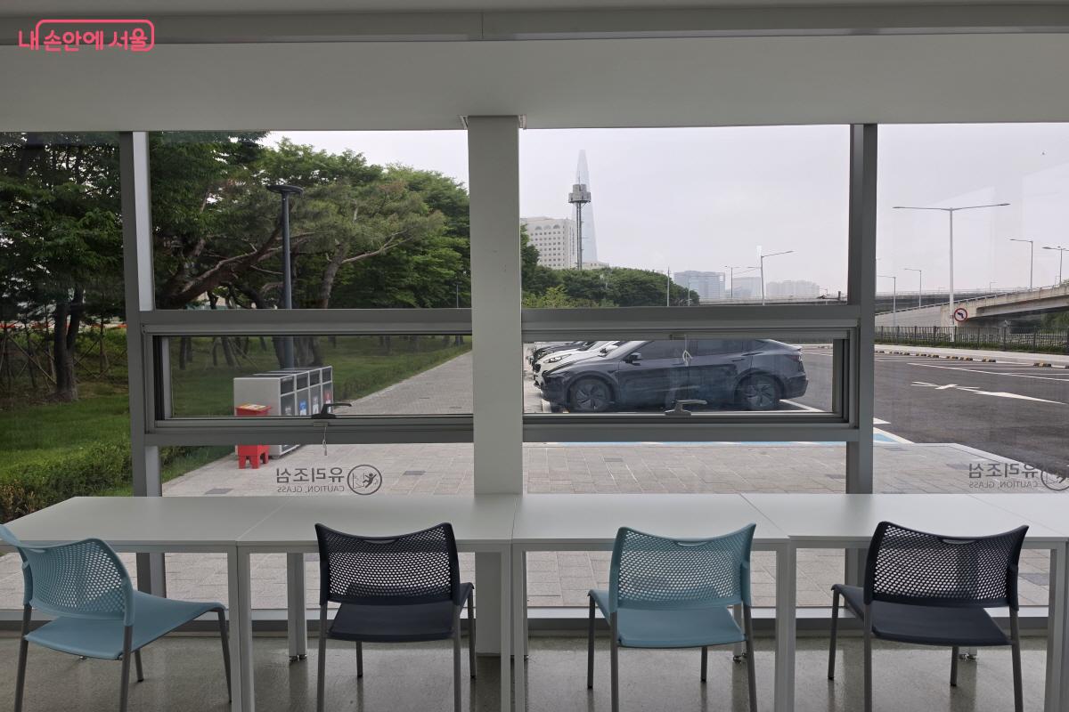 에어컨이 가동되는 실내 휴게공간 &copy;조수연