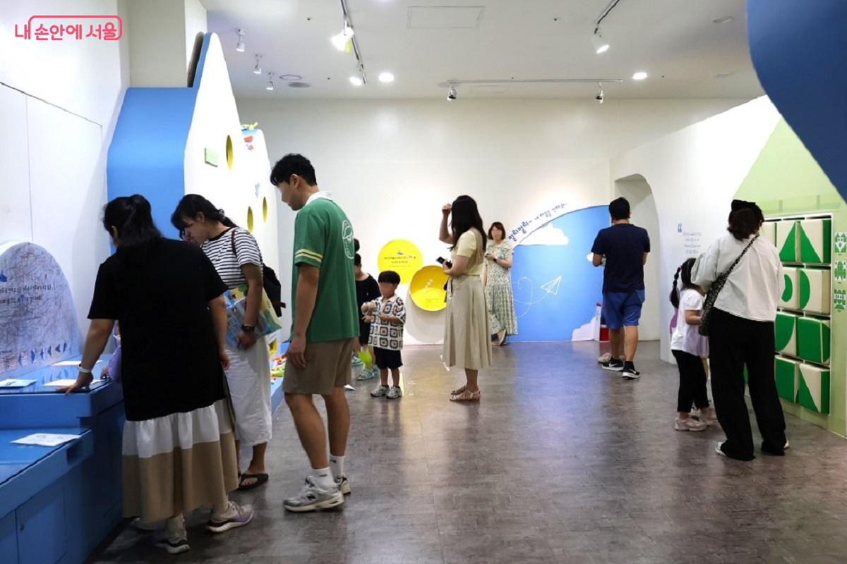 평화의 소중함을 배우는 박물관 내부 전시장 &copy;이봉덕