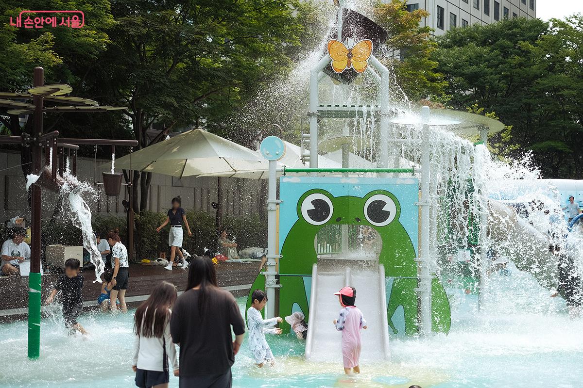 정각이 되자 아이들은 다시 물놀이터로 뛰어들어 신나게 물놀이를 즐긴다. ©김아름
