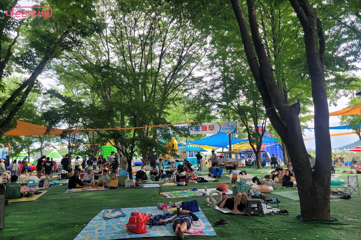 경춘선숲길 물놀이장 숲 그늘에서 시민들이 물놀이와 휴식을 함께 즐기는 모습 ©조연
