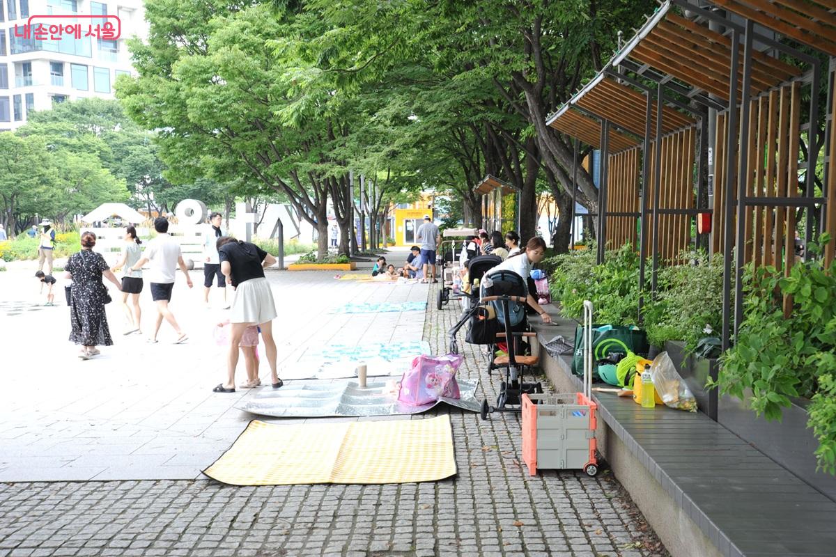 쿨링포그가 분출되는 바닥분수 옆 쉼터 &copy;조수봉