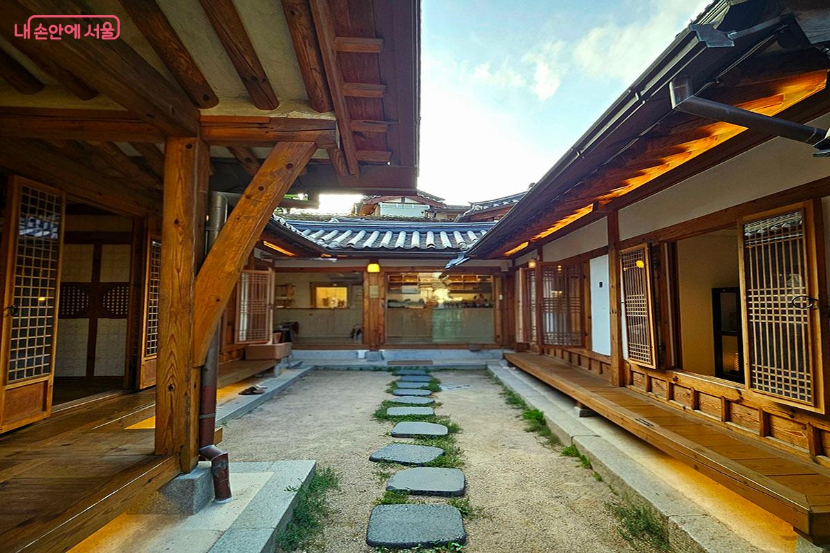전통 구조를 살린 한옥 공간에서 외국인 관광객들은 한국 고유의 운치와 여유를 경험한다.©이정민