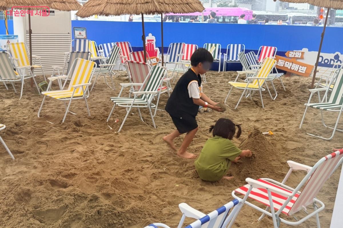 내부에 에어컨이 설치되어 있어 쾌적하게 모래놀이를 할 수 있다. ©노윤지