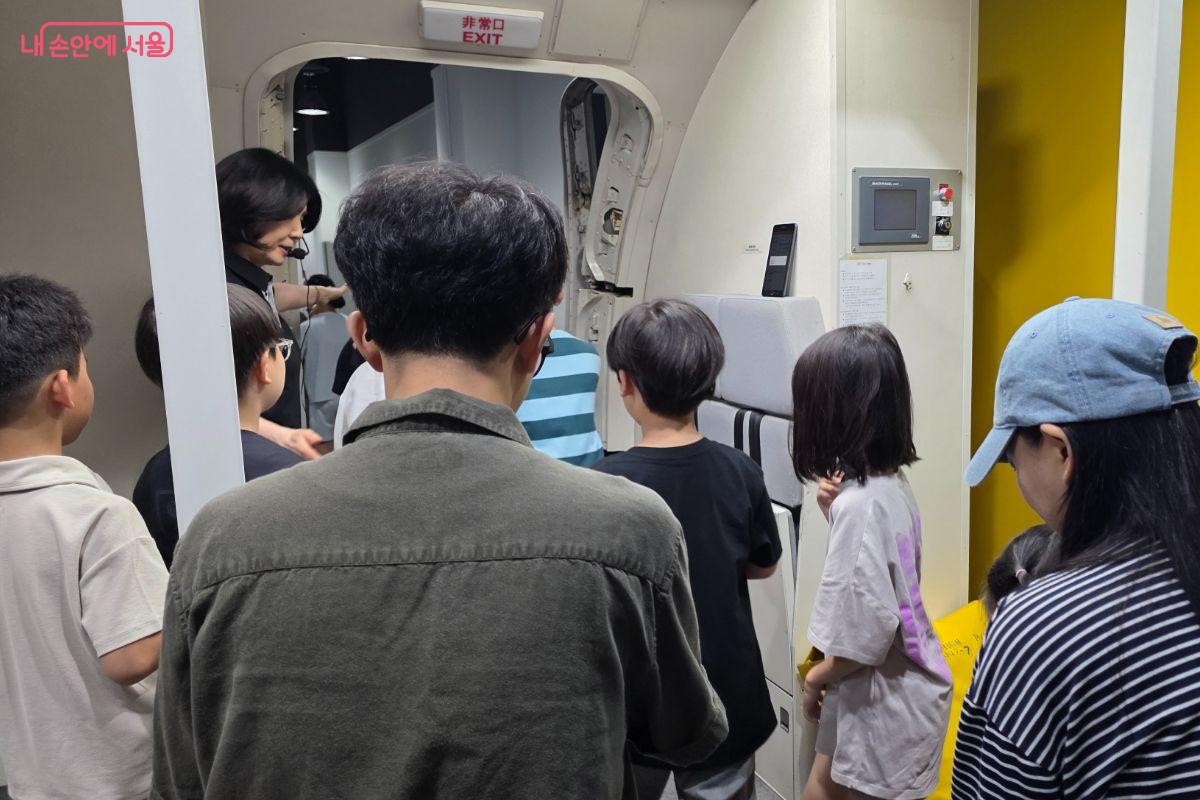 비상 상황을 가정해 기내에서 탈출하는 실습도 진행해 보았다. ©김민지