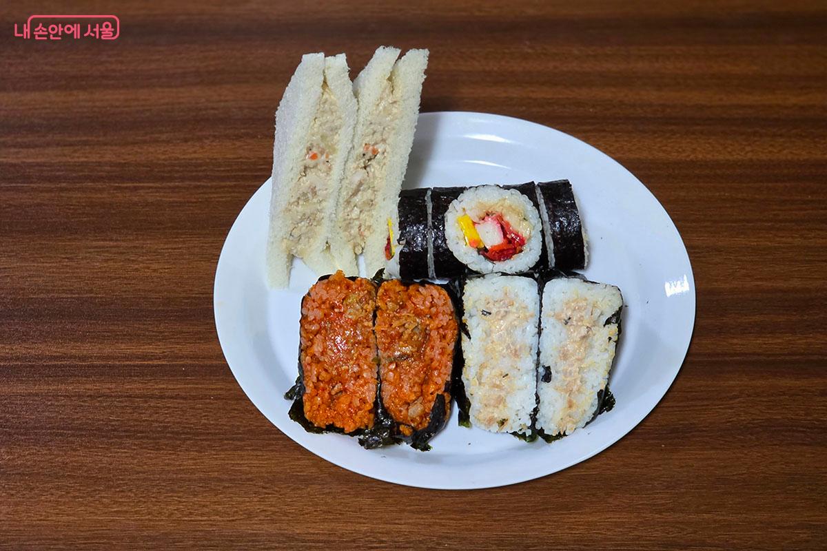 &lsquo;서울마이소울 건강 간편식&rsquo; 샌드위치, 김밥, 삼각김밥2종도 맛이 풍부하다.ⓒ양순남