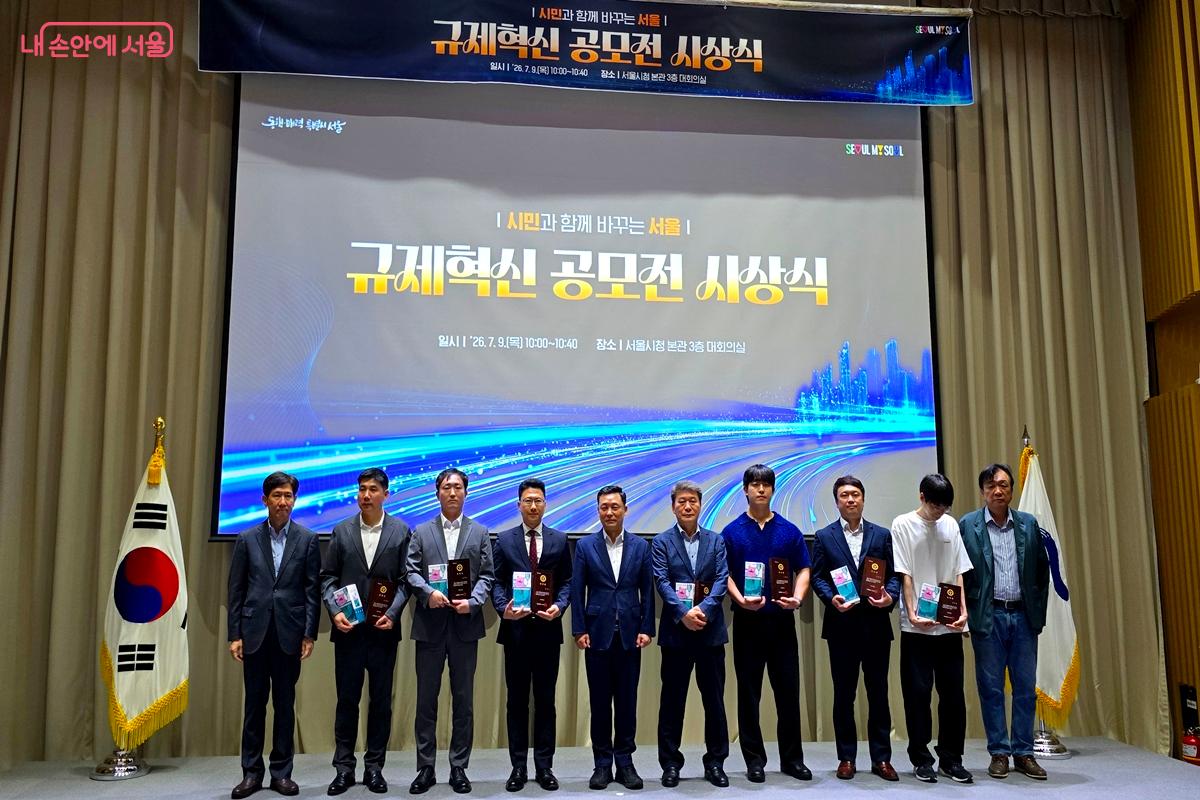 시상식을 마친 후 상패를 든 수상자들과 내빈들의 단체 기념 촬영 &copy;김윤경
