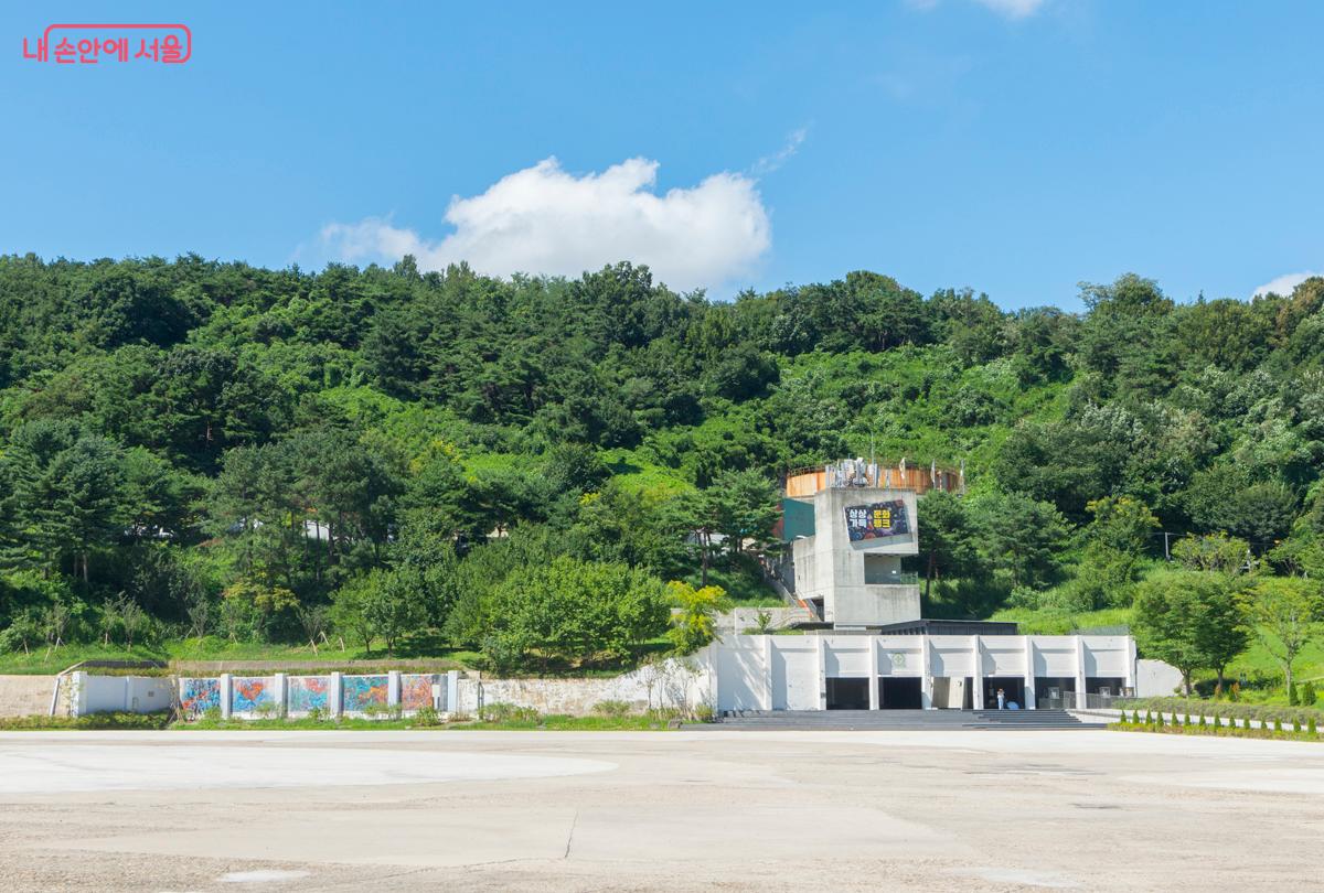 문화비축기지를 돌아보도록 둘레길이 조성되어 있다.