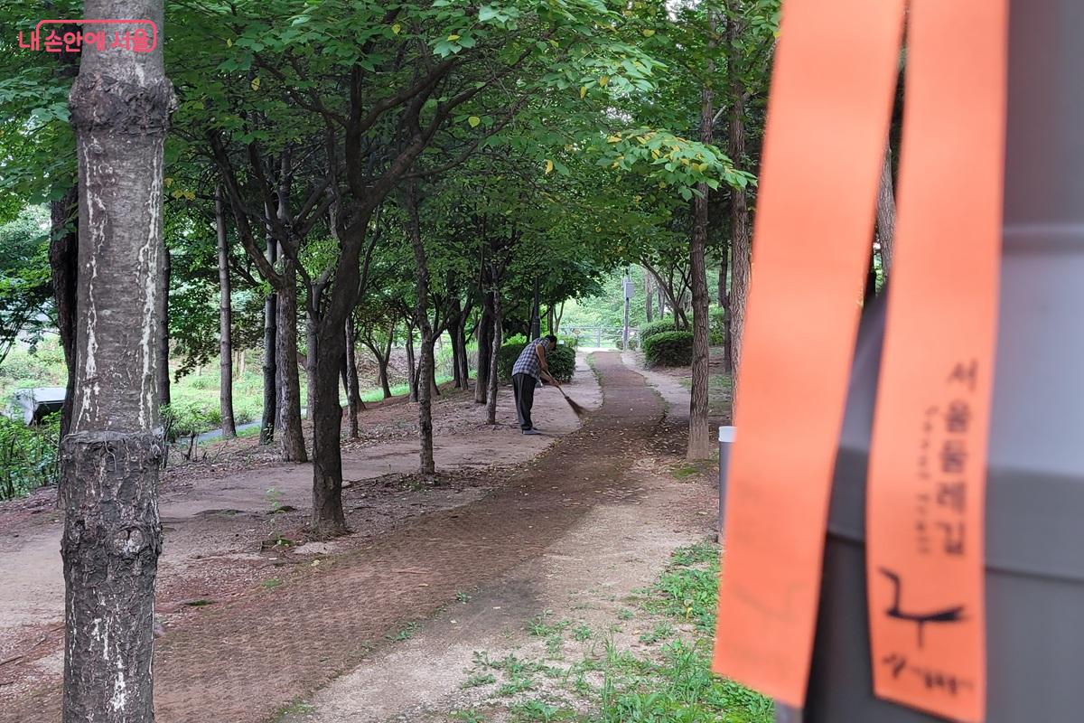 신내어울공원에서 한 시민이 산책로를 정성껏 청소하고 있다. ⓒ 조연