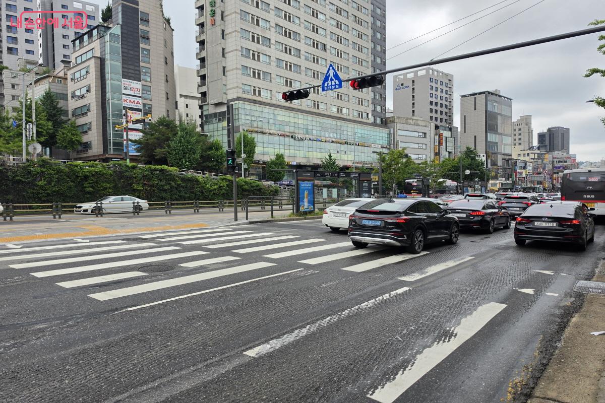 새로 생긴 횡단보도 덕분에 출퇴근 시간의 경우 혼잡도가 훨씬 더 줄어들었다. ©조송연