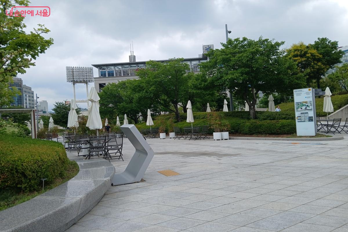  시민들이 자유롭게 쉴 수 있는 야외 휴식 공간 &copy;치은영 