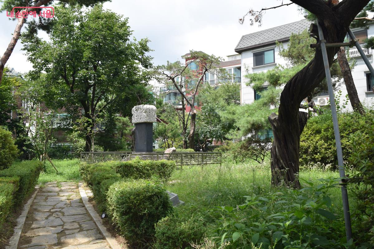 무성한 녹음 속 유허비와 향나무가 자리한 강감찬 생가 터 전경