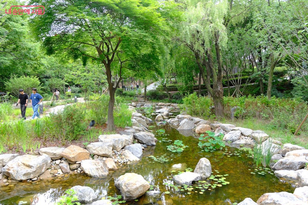 지당원 주변은 수경시설도 갖추고 있어 정원 내 작은 피서지라고 볼 수 있다.