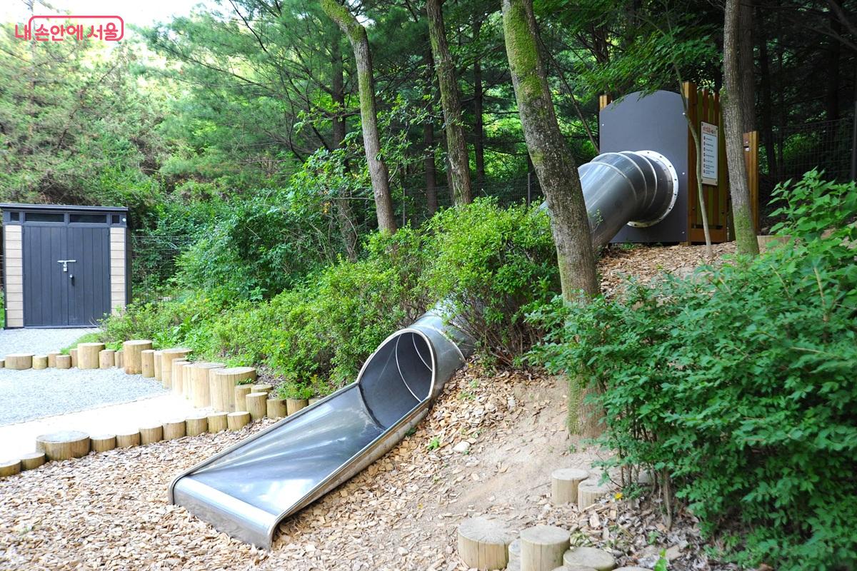  자연 지형을 살린 미끄럼틀 &copy;조수봉