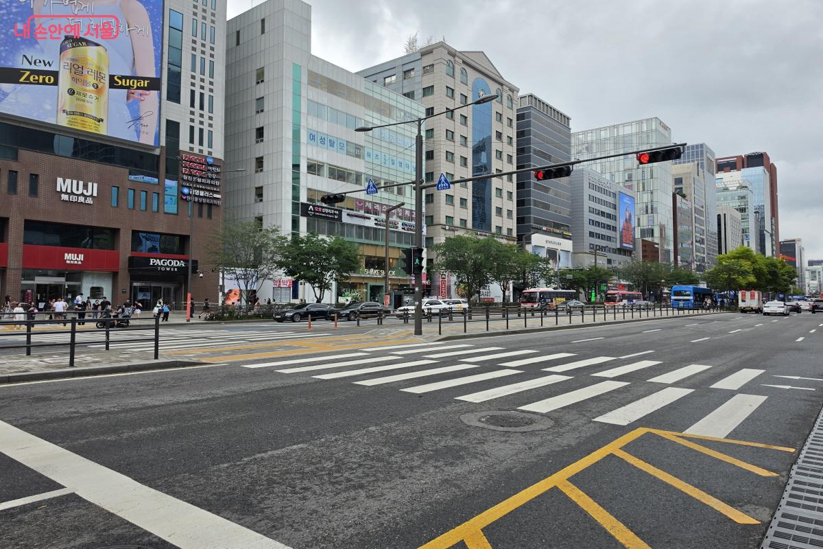 강남역 중앙버스정류소 중앙을 기준으로 신논현역(북쪽)과 강남역(남쪽)에 횡단보도가 설치됐다. &copy;조송연