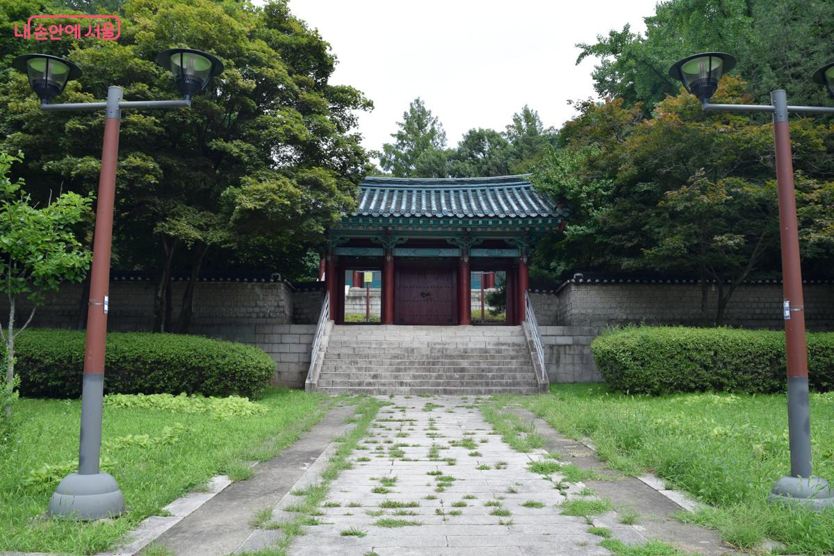 안국사로 들어가기 전 내삼문 전경