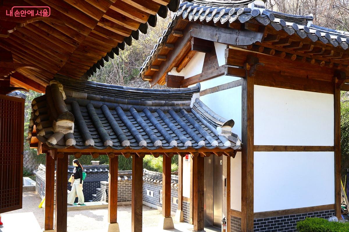 기와지붕 처마 아래 지하 1층 열람실 연결 통로 &copy;김대진