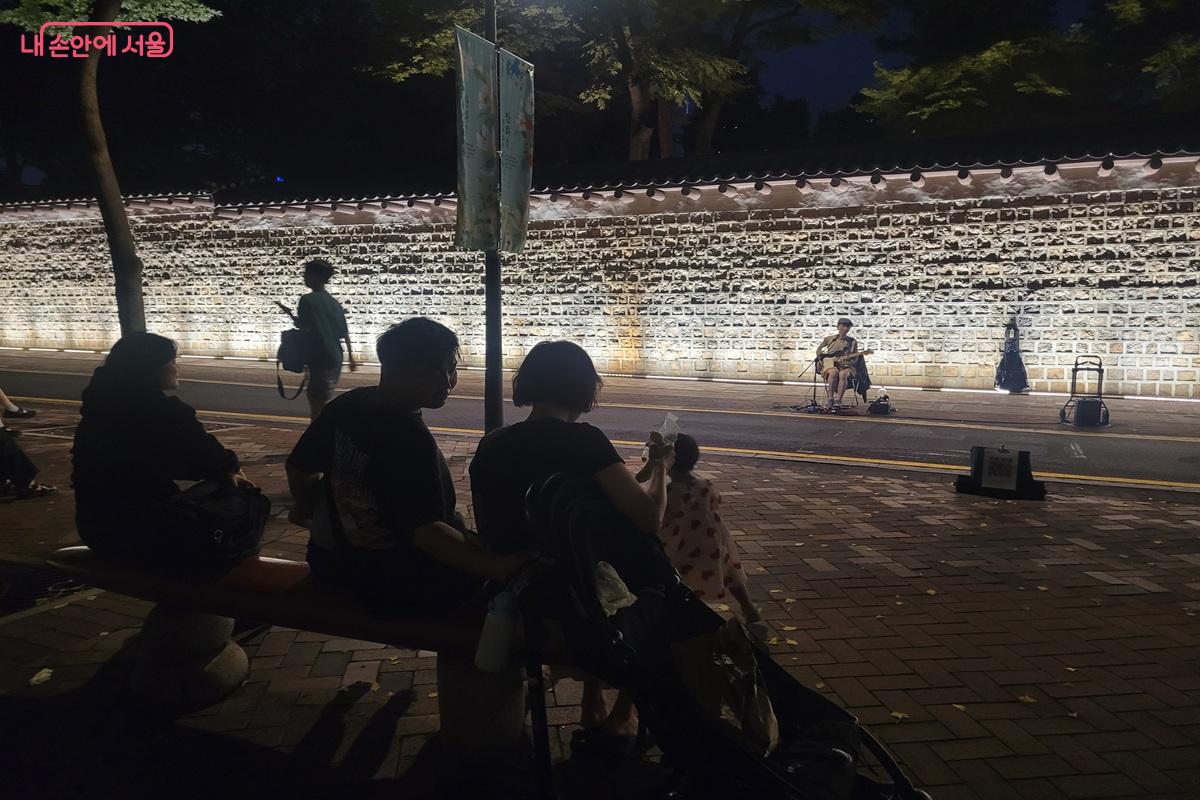덕수궁 돌담길에서 열린 버스킹 공연을 시민들이 발걸음을 멈추고 감상하고 있다. ©조연