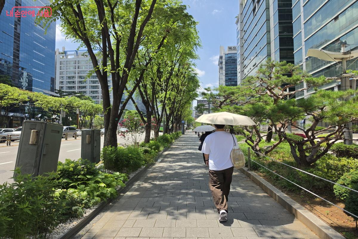 G밸리에 조성된 정원 사이를 걷는 사람들. ©조송연