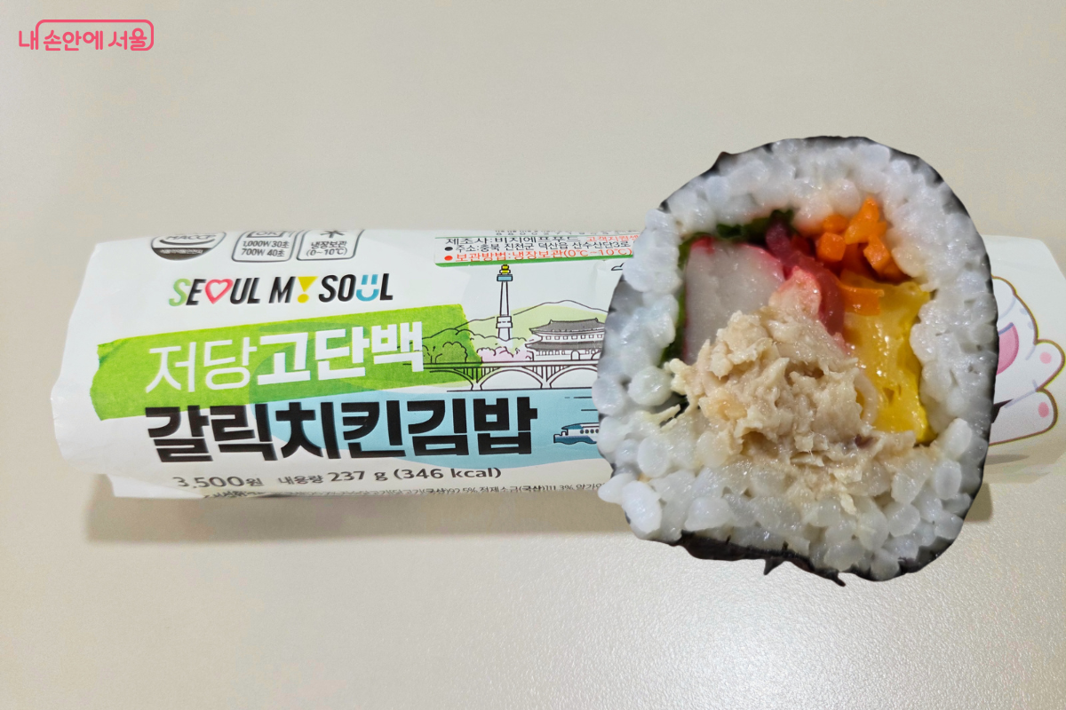김밥 재료가 알차게 들어있는 서울마이소울 저당고단백 갈릭치킨김밥 ⓒ김승아