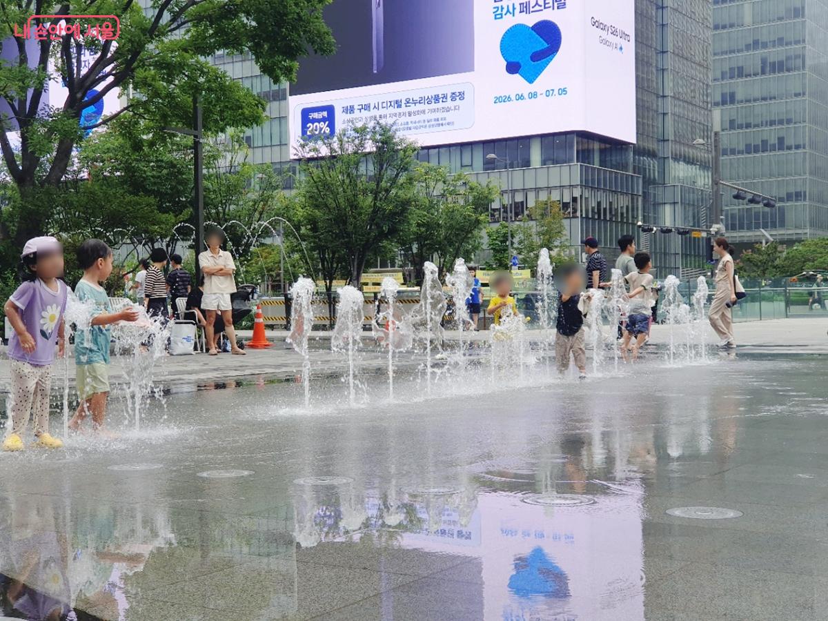  한글 창제의 원리인 &lsquo;천&middot;지&middot;인&rsquo;을 모티브로 삼아, 글자 형태를 만들어 내는 한글분수 &copy;엄윤주
