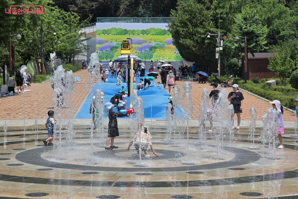 보라매공원 에어파크 옆에 있는 바닥분수와 물놀이장 ©심재혁