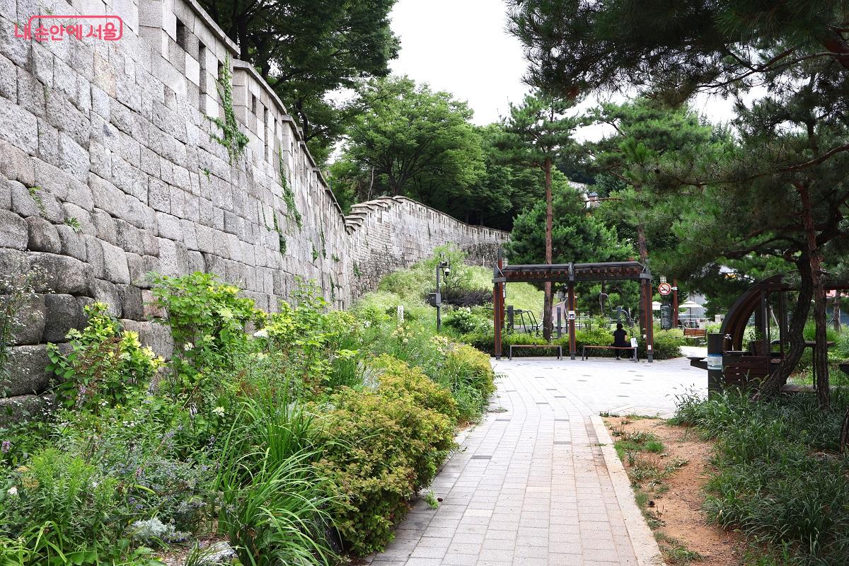 성벽을 병풍 삼아 자리한 성북역사문화공원 &copy;김대진