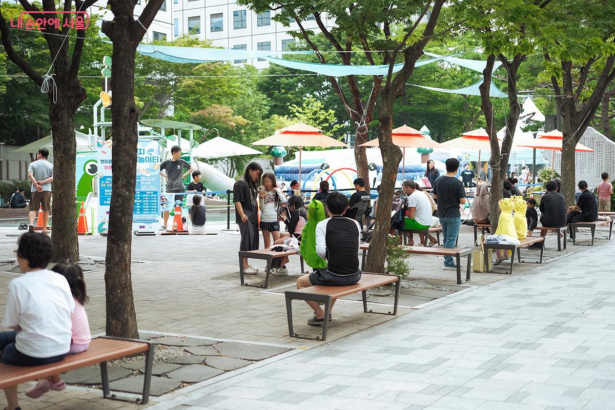물놀이터 주변에는 간이 샤워 시설과 탈의실, 화장실 등 쾌적한 편의 시설이 갖춰져 있다. ©김아름
