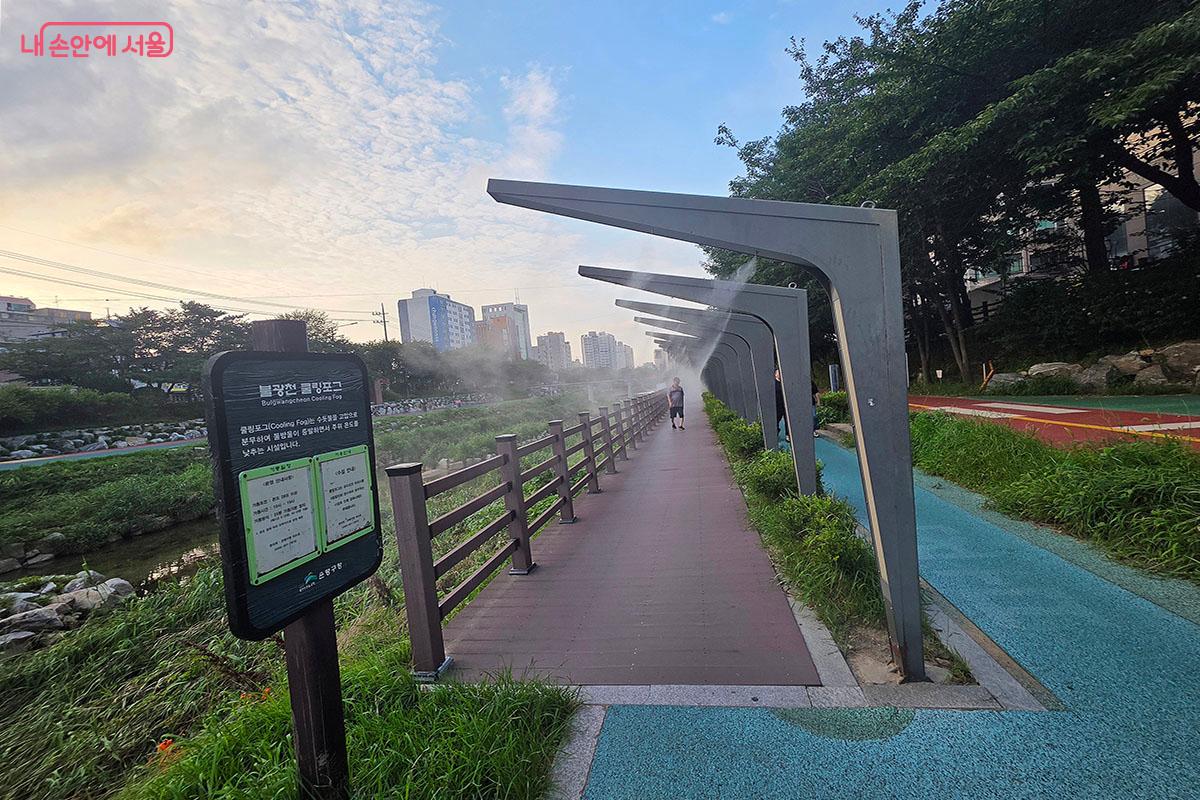 서울 도심 산책로 및 광장에 설치되어 주변 기온을 낮춰주는 시원한 쿨링포그 &copy;양순남