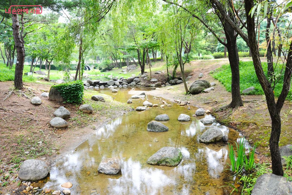 바닥분수 인근의 실개천은 또 하나의 물놀이터다. ©조수봉