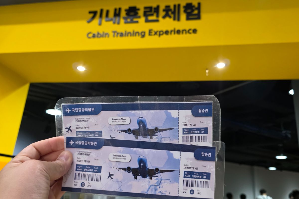 실제 항공기에서 배우는 기내 안전수칙! 아이와 함께하는 '기내훈련체험'
