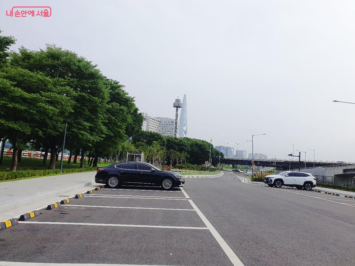 27면 주차가 가능한 주차장 ©김병규
