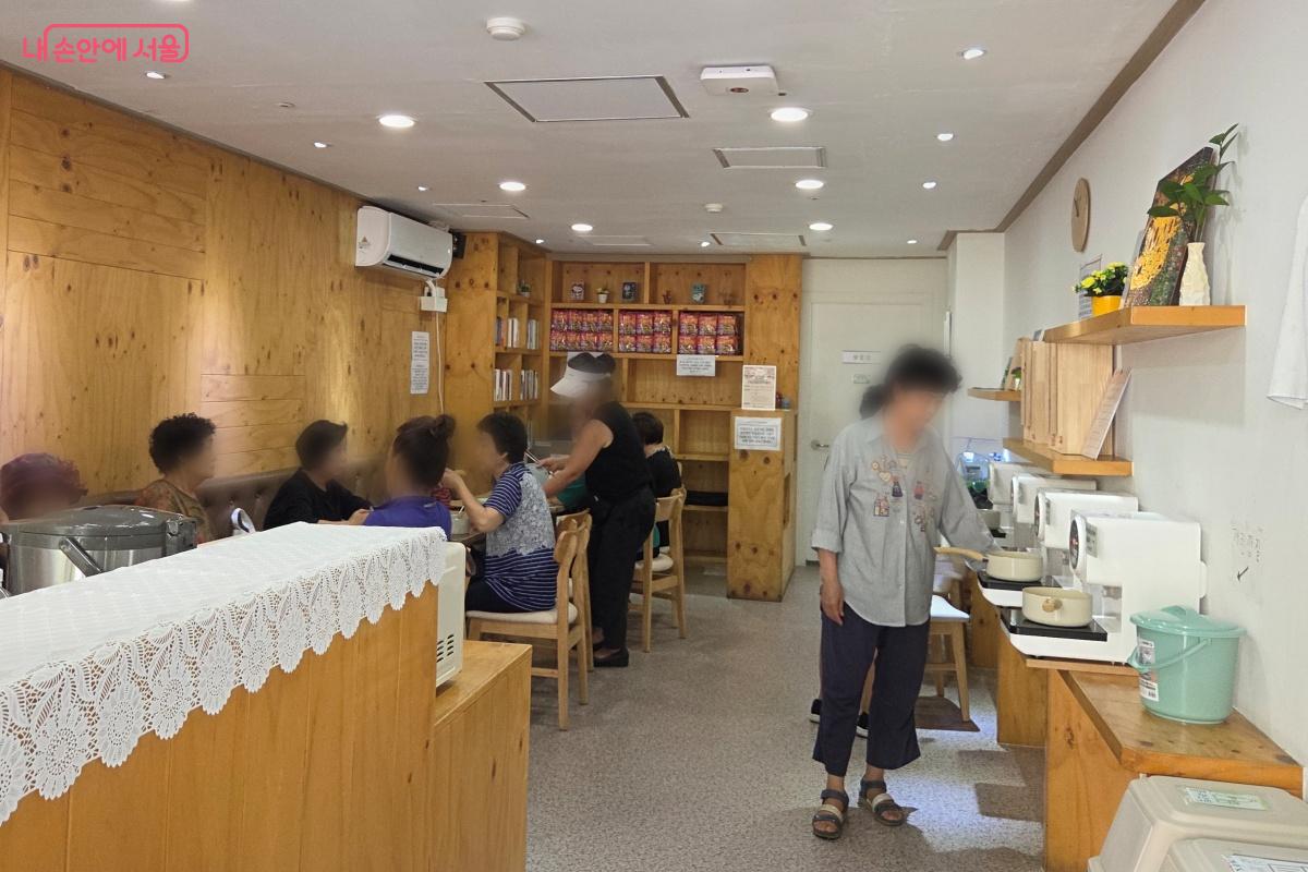 시민들은 자연스럽게 라면을 끓이고 있었다. &copy;김미선