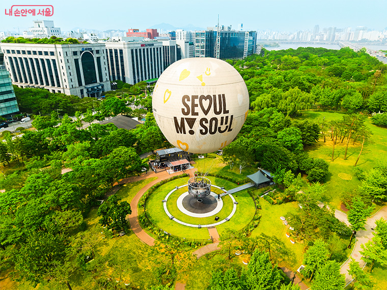 130m 상공에서 한강과 여의도, 노들섬, 남산 등 서울의 대표 경관을 한눈에 조망할 수 있다.