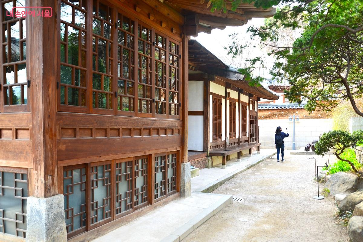 근대 한옥의 변화, 유리창을 두른 사랑채 &copy;김대진