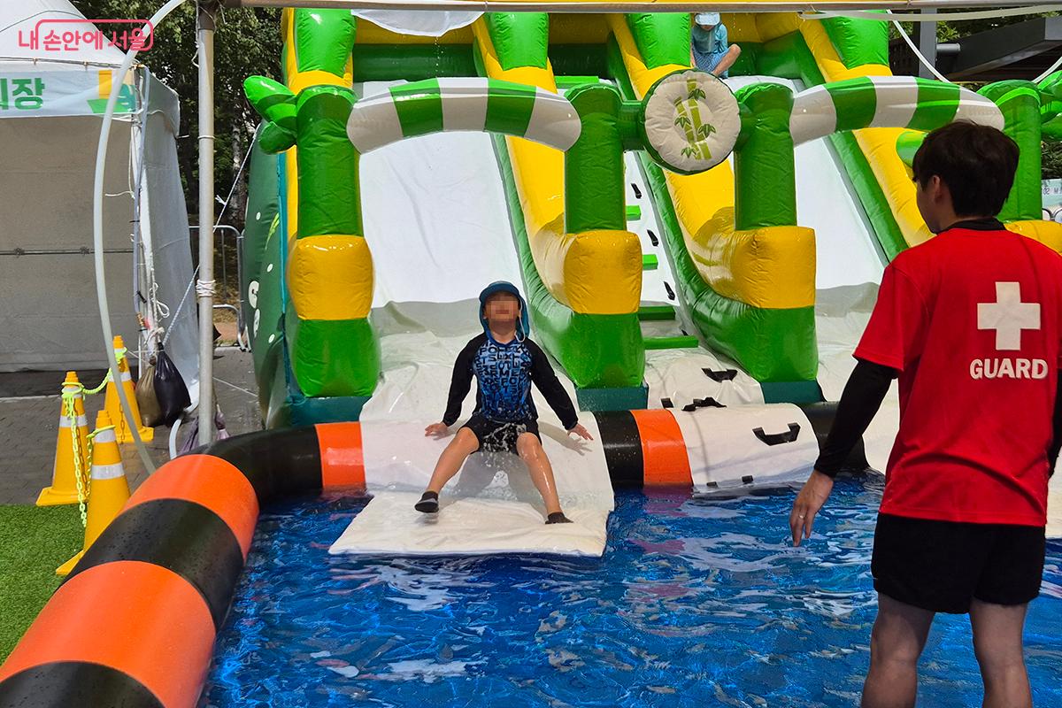 어린이들의 체형에 맞게 설계된 슬라이드에서 물놀이를 즐기는 어린이들