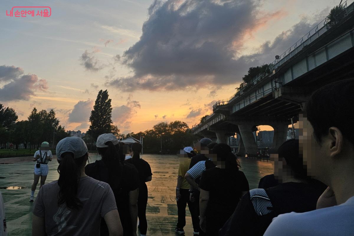 노을 지는 풍경을 보며 자신의 페이스대로 달린다. &copy;염지연