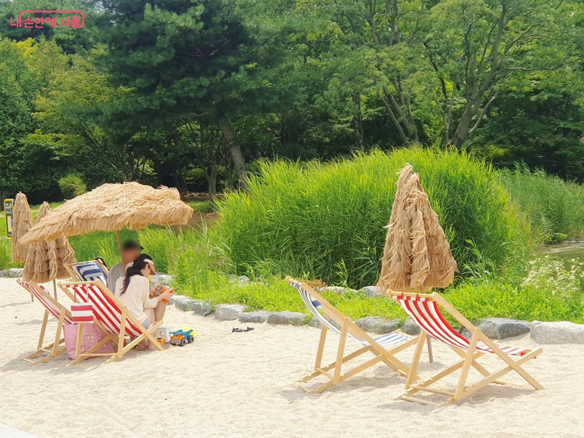 해변 분위기 물씬 느껴지는 난지비치 파라솔, 선베드 &copy;엄윤주