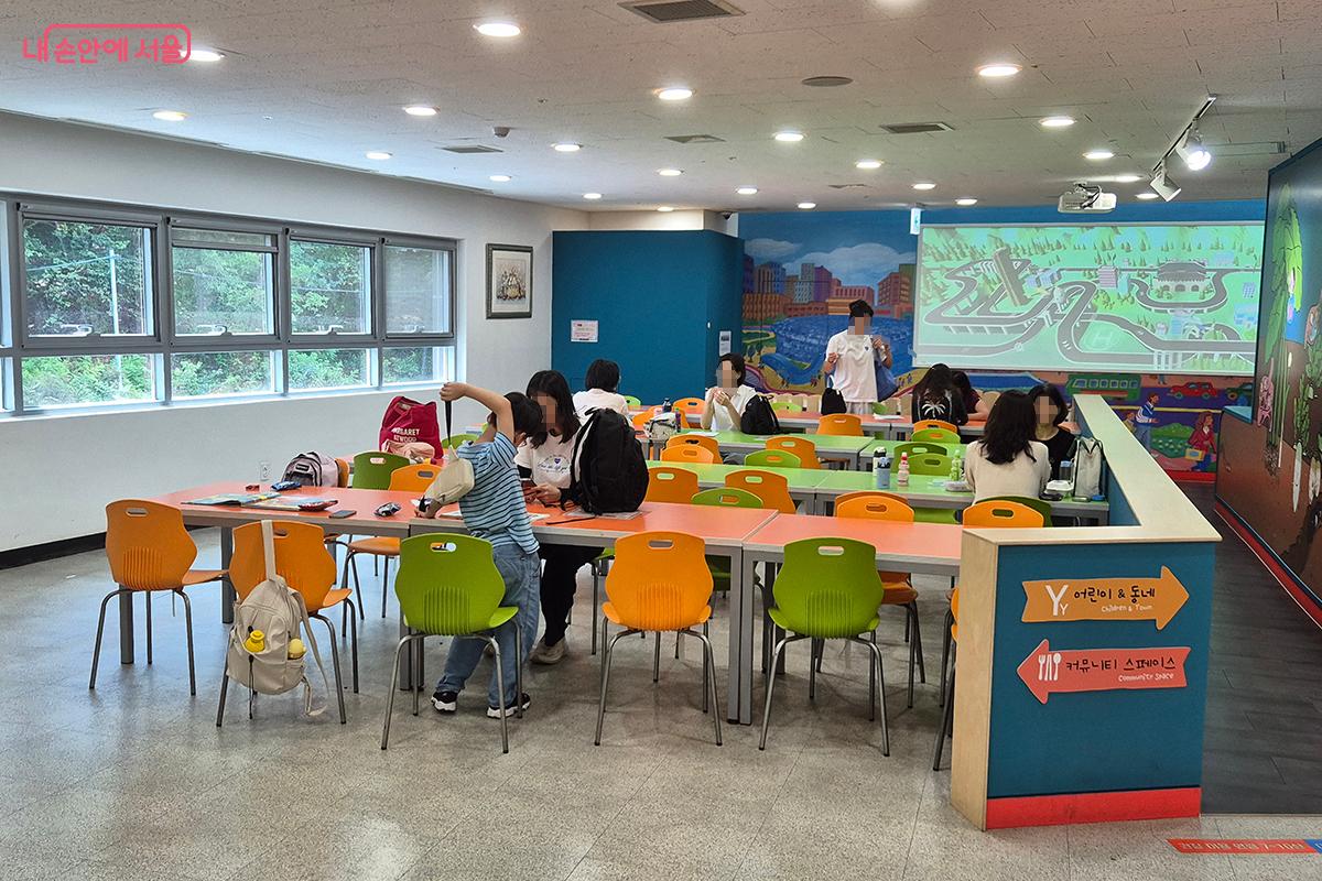 가족 단위 관람객들이 간단한 식사와 음료를 즐길 수 있는 카페테리아