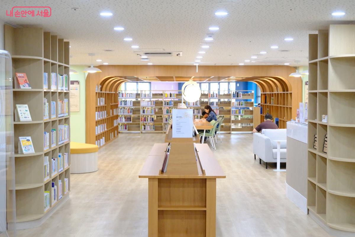 인문학 특화 공간으로 조성되어 차분하고 깔끔한 느낌의 인테리어