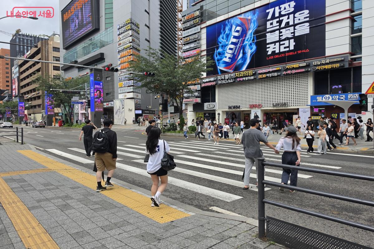 강남역 중앙정류소에 횡단보도가 신설된 후 보행 흐름이 개선됐다. ©조송연