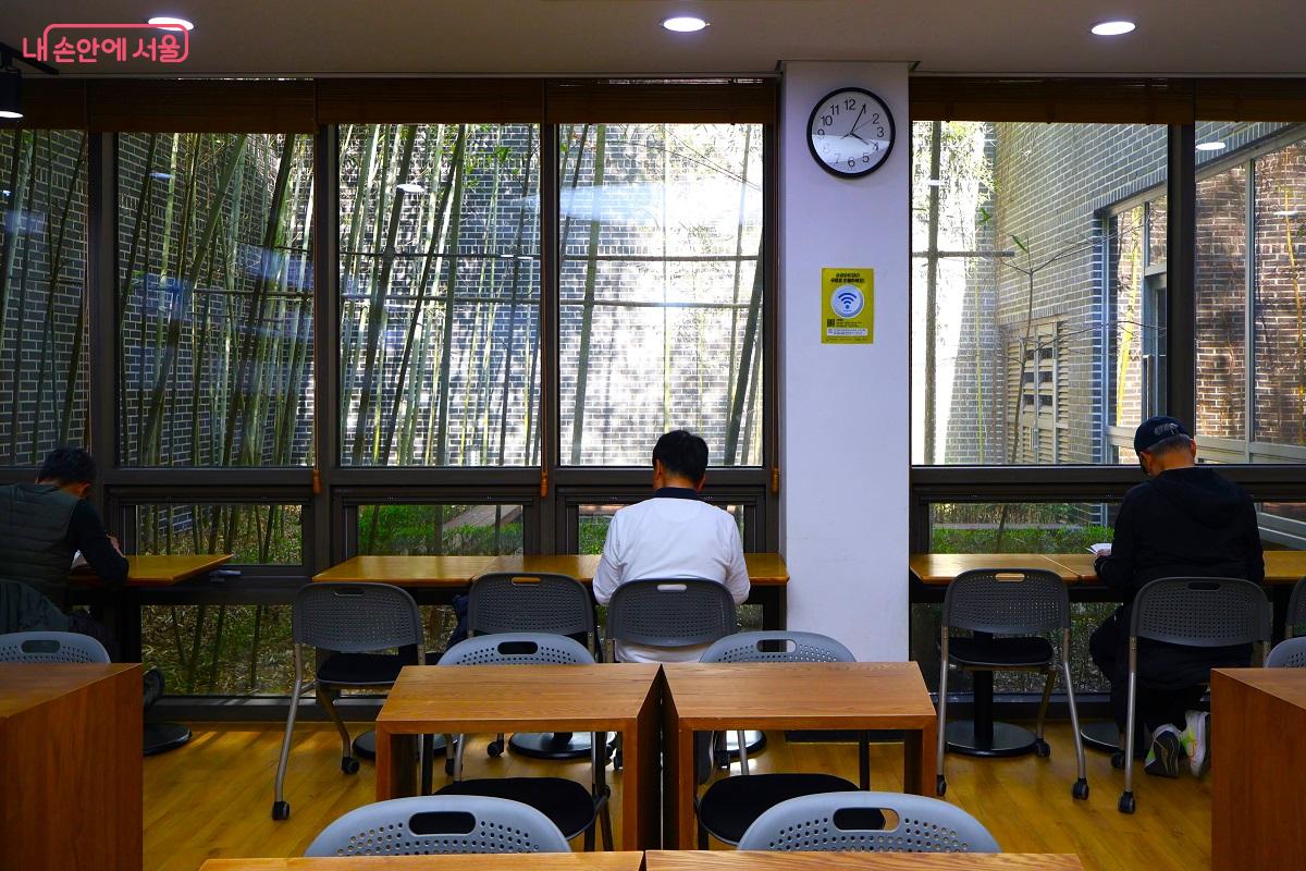 대나무 숲 정원을 마주한 도서관 창가 열람석 &copy;김대진
