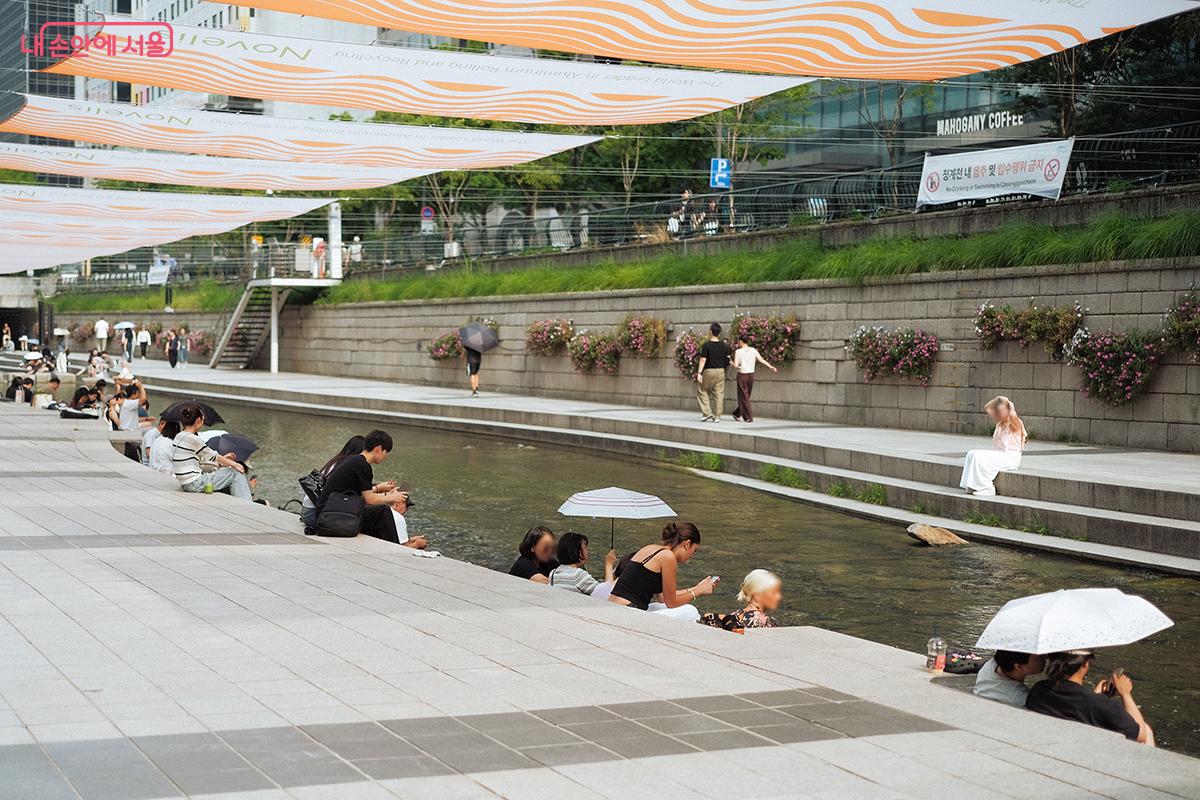 흐르는 물에 발을 담그고 독서나 휴식을 즐기기 좋다. ©김아름