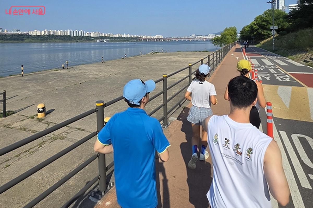 뚝섬한강공원에서 러닝을 즐기고 있는 시민들 ©정민호