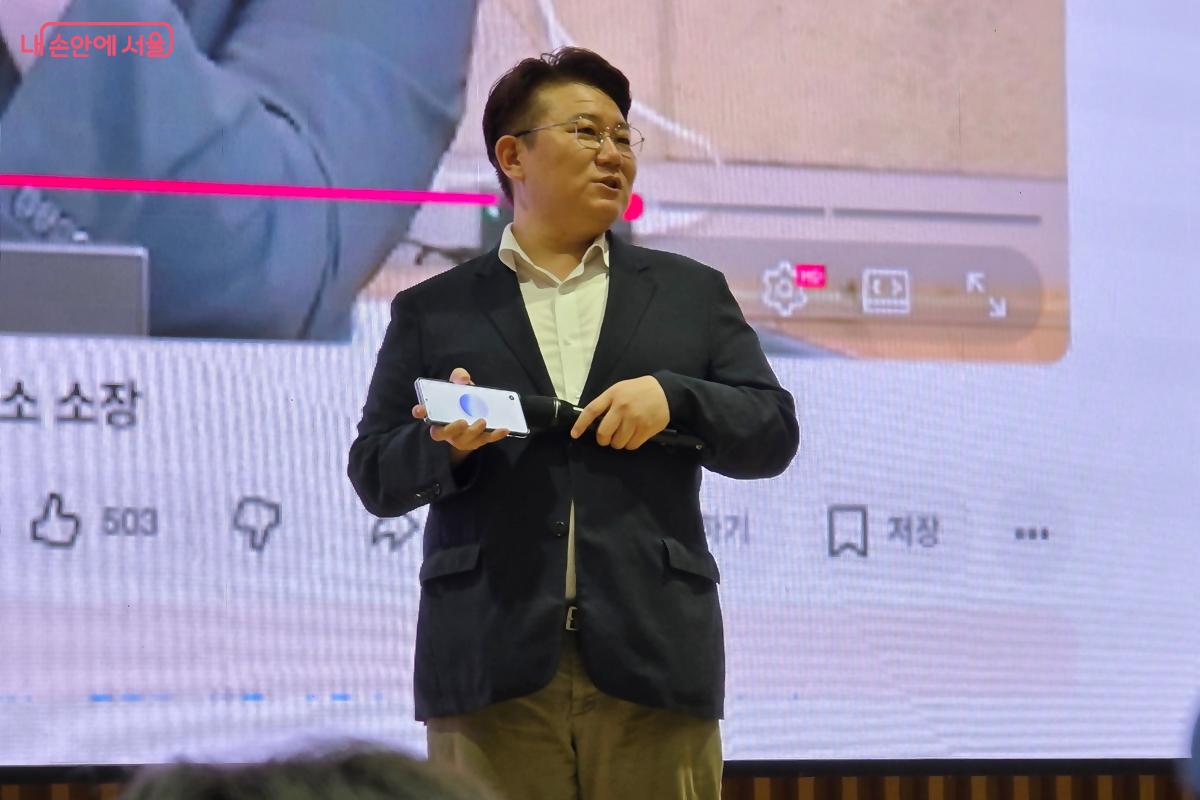 김덕진 소장이 직접 말하면서 AI를 이용한 영어 동시 통역을 시연하고 있다. &copy;김윤경