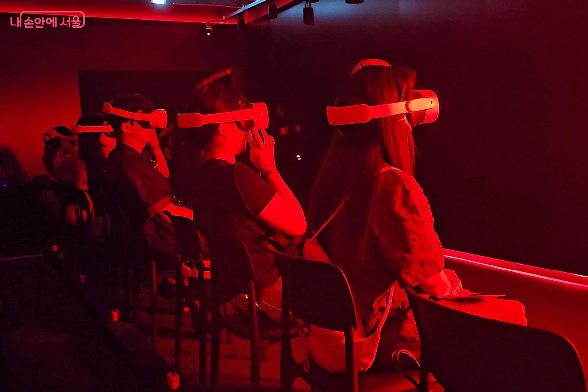 빅뱅의 공연 장면을 실감나는 입체 VR영상으로 감상하는 관람객들 ©오도연