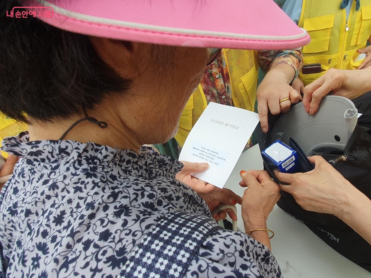 물품 지원과 함께 봉사자와 어르신 간의 대면 접촉을 늘리고자 하는 뜻도 있다. ©엄윤주