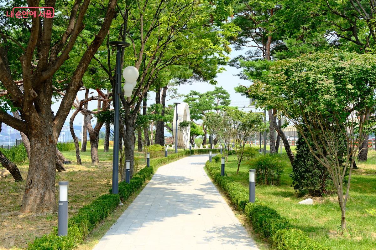 소소한 산책로가 조성되어 있어 잠시 몸을 풀며 휴식을 취할 수 있었다. &copy;서지희