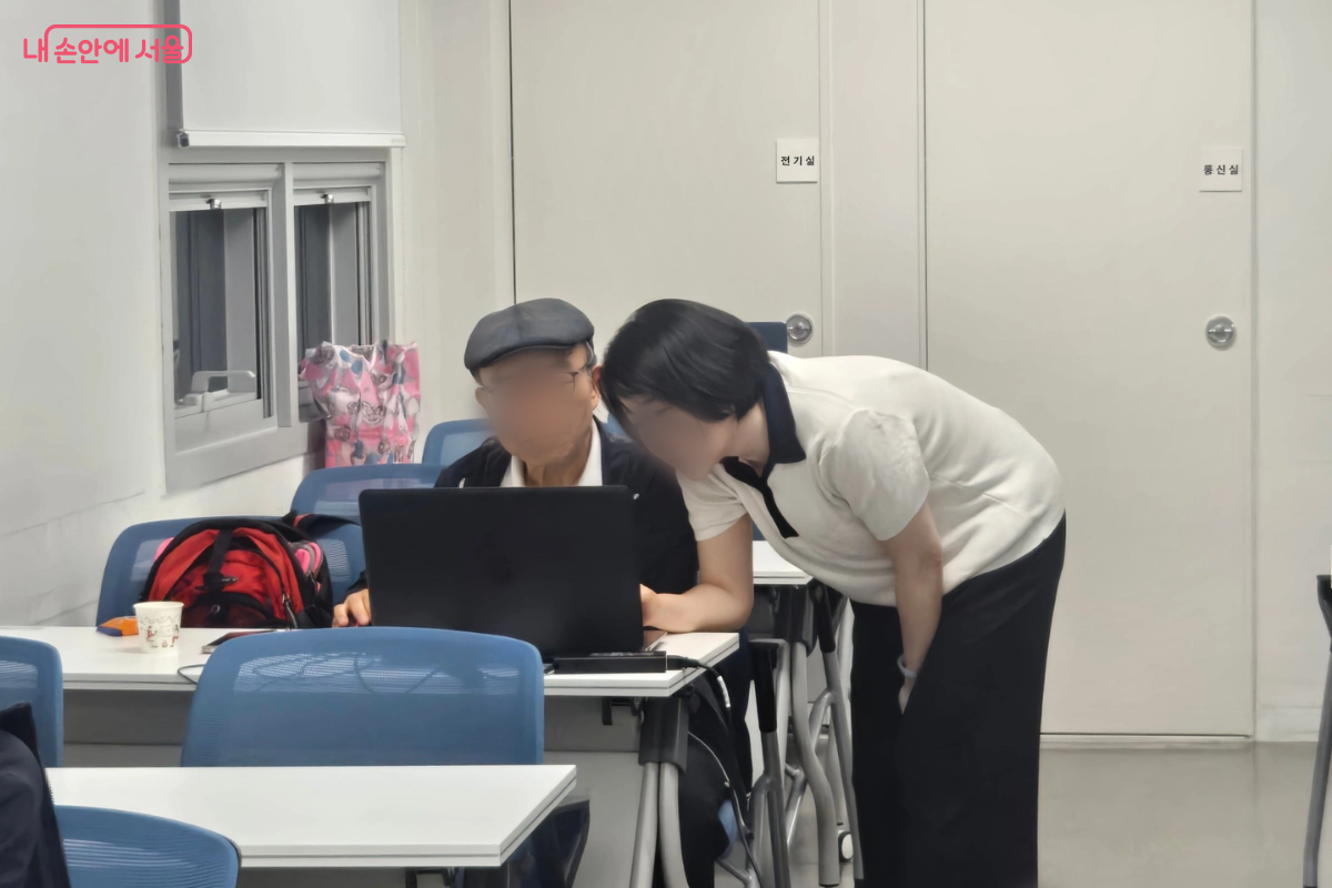 보조 강사가 수강생의 생성형 AI 작업을 돕고 있다. &copy;김선희