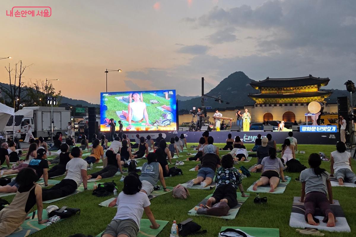 천천히 코브라 자세를 하며 숨을 쉬어본다. &copy;김미선