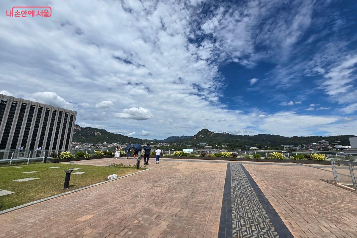 서울의 가장 멋진 모습을 보고 싶다면 대한민국역사박물관 옥상정원을 추천한다. &copy;김은주